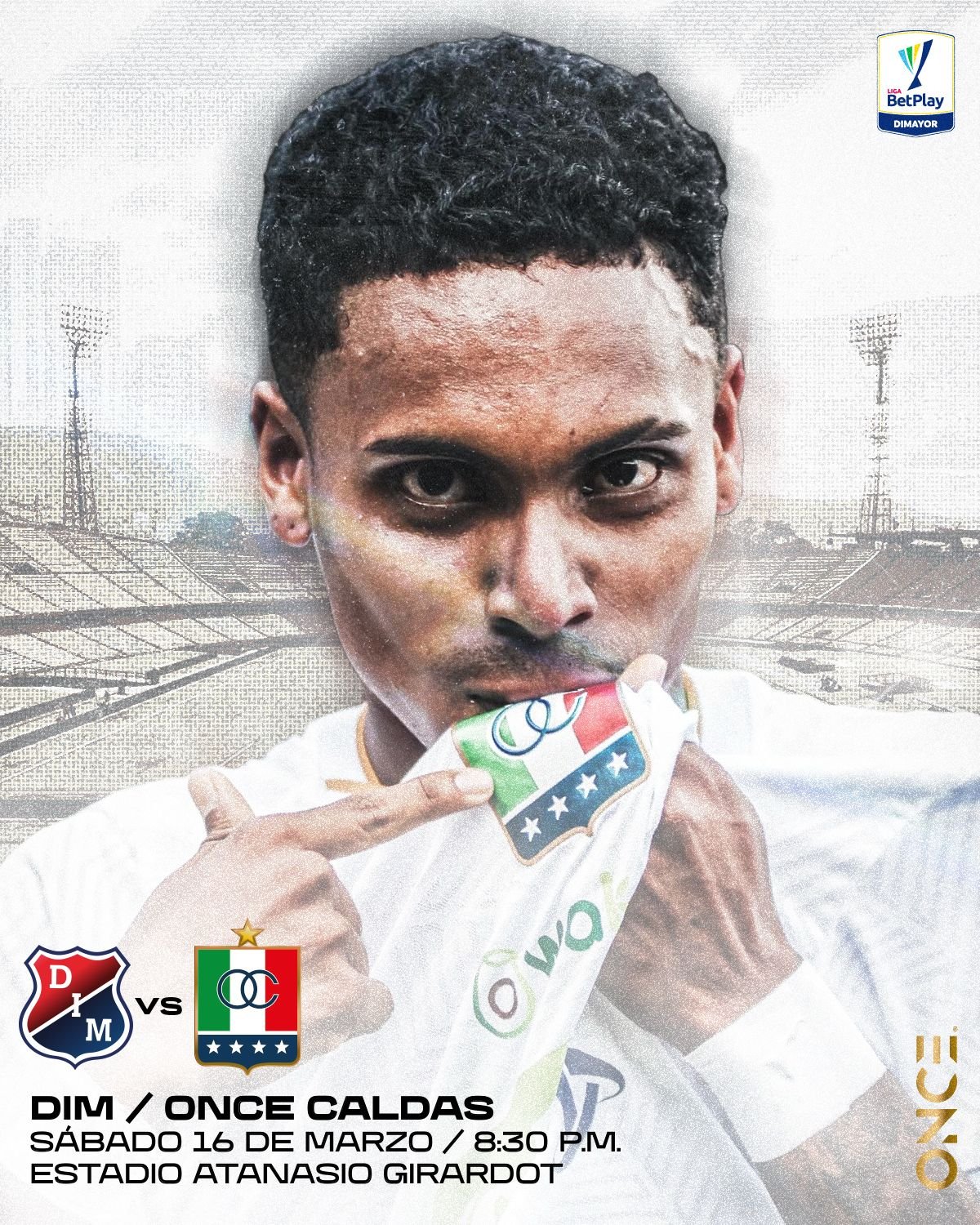 Once Caldas — retrato de jugador besando el escudo de la camiseta